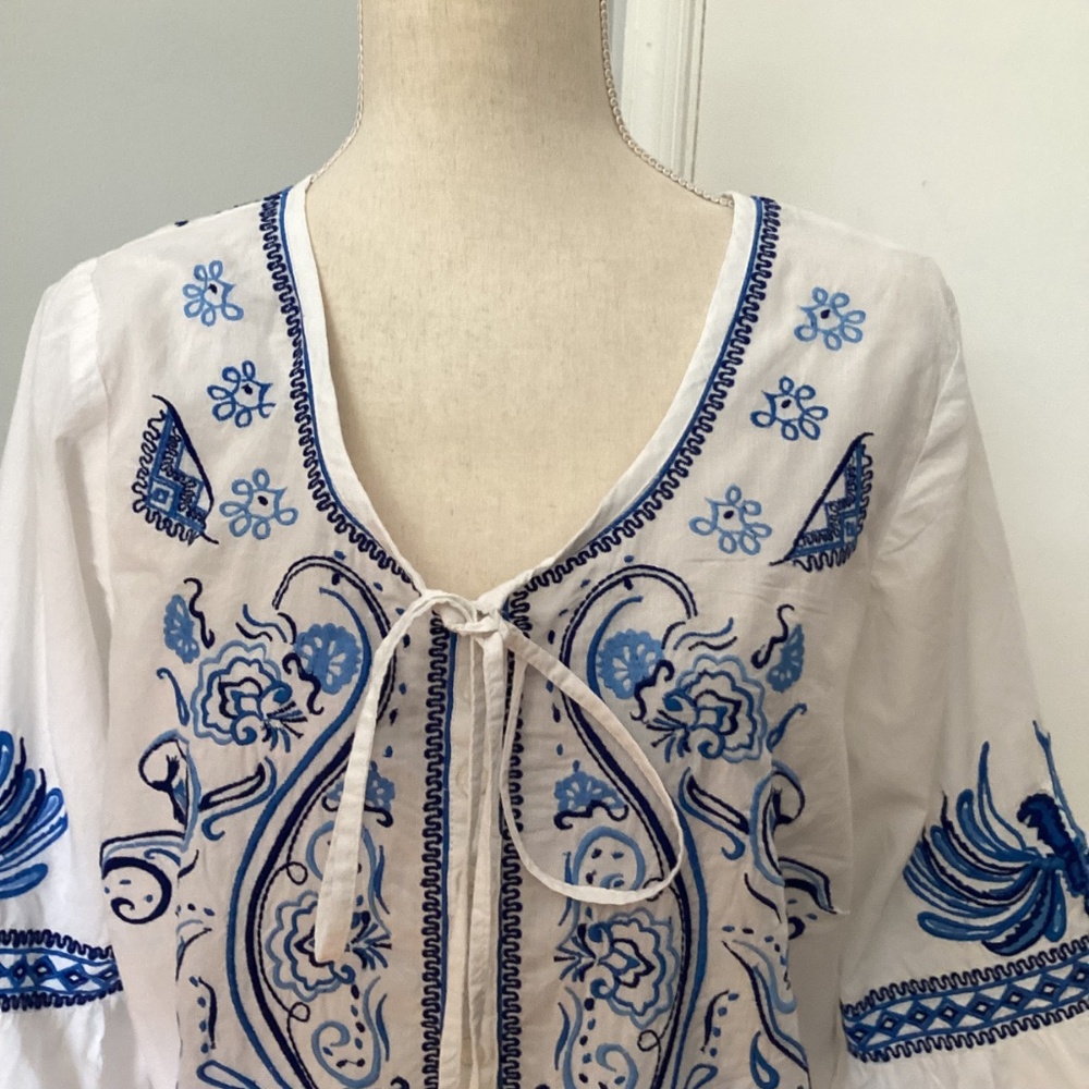 DENIM 24/7  WOMAN PLUS 16W WHITE BLOUSE  BLUE FLORAL EMBROIDERY RELAXED FIT - Picture 2 of 10